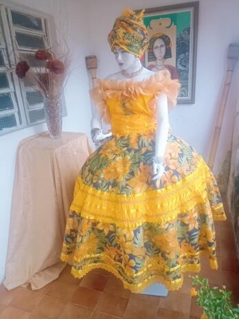 Roupa para mestra Luziária com saia rodada de 6,00m de roda corte em godê , blusa com babados e pano de cabeça.