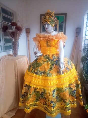 Roupa para mestra Luziária com saia rodada de 6,00m de roda corte em godê , blusa com babados e pano de cabeça.