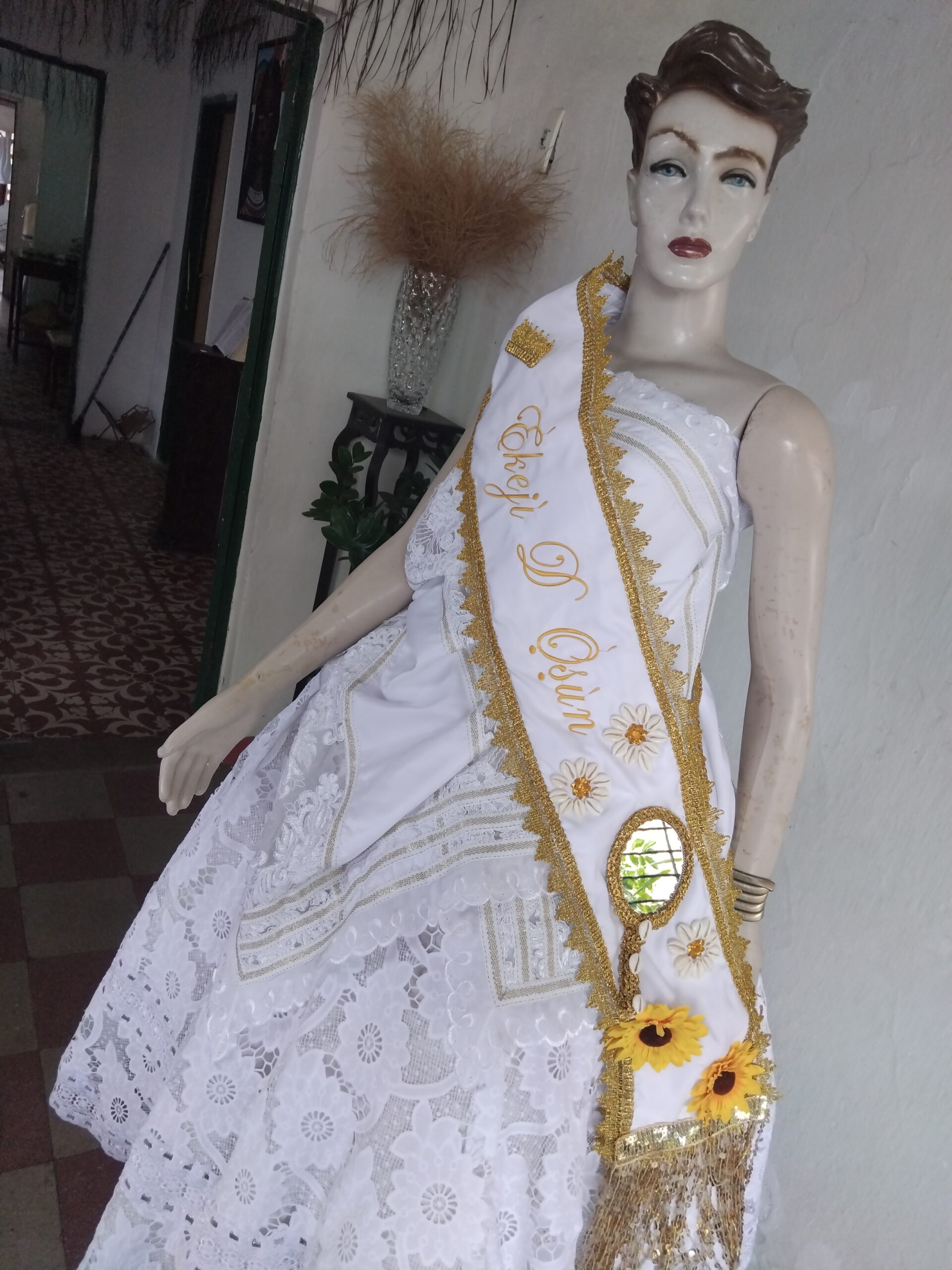 A beleza e a tradição se encontram em cada detalhe! Apresentamos esta linda Faixa Ekejì de Oxum, confeccionada com acabamento refinado, bordados delicados e uma decoração exclusiva inspirada na doçura e na prosperidade de Mamãe Oxum. 💛✨ 🌼 Bordada e personalizada com riqueza de detalhes 🌼 Aplicações exclusivas e acabamento de alta qualidade 🌼 Produção artesanal feita com amor e dedicação 🌼 Ideal para cerimônias, obrigações e momentos especiais no Candomblé 💛 Uma peça única, desenvolvida com exclusividade pela Oyá Belexé, para valorizar ainda mais a sua trajetória e o seu cargo sagrado.
