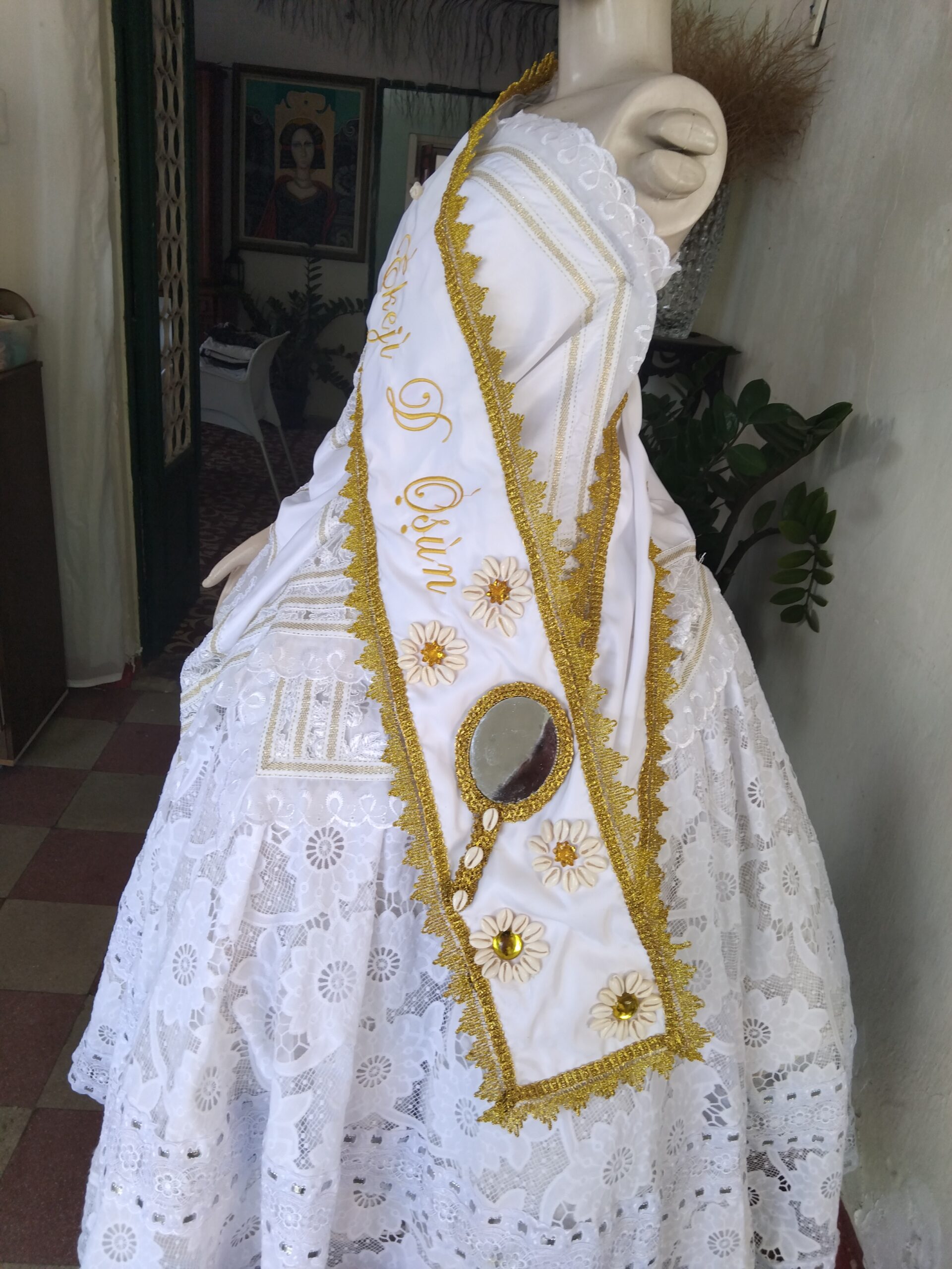 A beleza e a tradição se encontram em cada detalhe! Apresentamos esta linda Faixa Ekejì de Oxum, confeccionada com acabamento refinado, bordados delicados e uma decoração exclusiva inspirada na doçura e na prosperidade de Mamãe Oxum. 💛✨ 🌼 Bordada e personalizada com riqueza de detalhes 🌼 Aplicações exclusivas e acabamento de alta qualidade 🌼 Produção artesanal feita com amor e dedicação 🌼 Ideal para cerimônias, obrigações e momentos especiais no Candomblé 💛 Uma peça única, desenvolvida com exclusividade pela Oyá Belexé, para valorizar ainda mais a sua trajetória e o seu cargo sagrado.