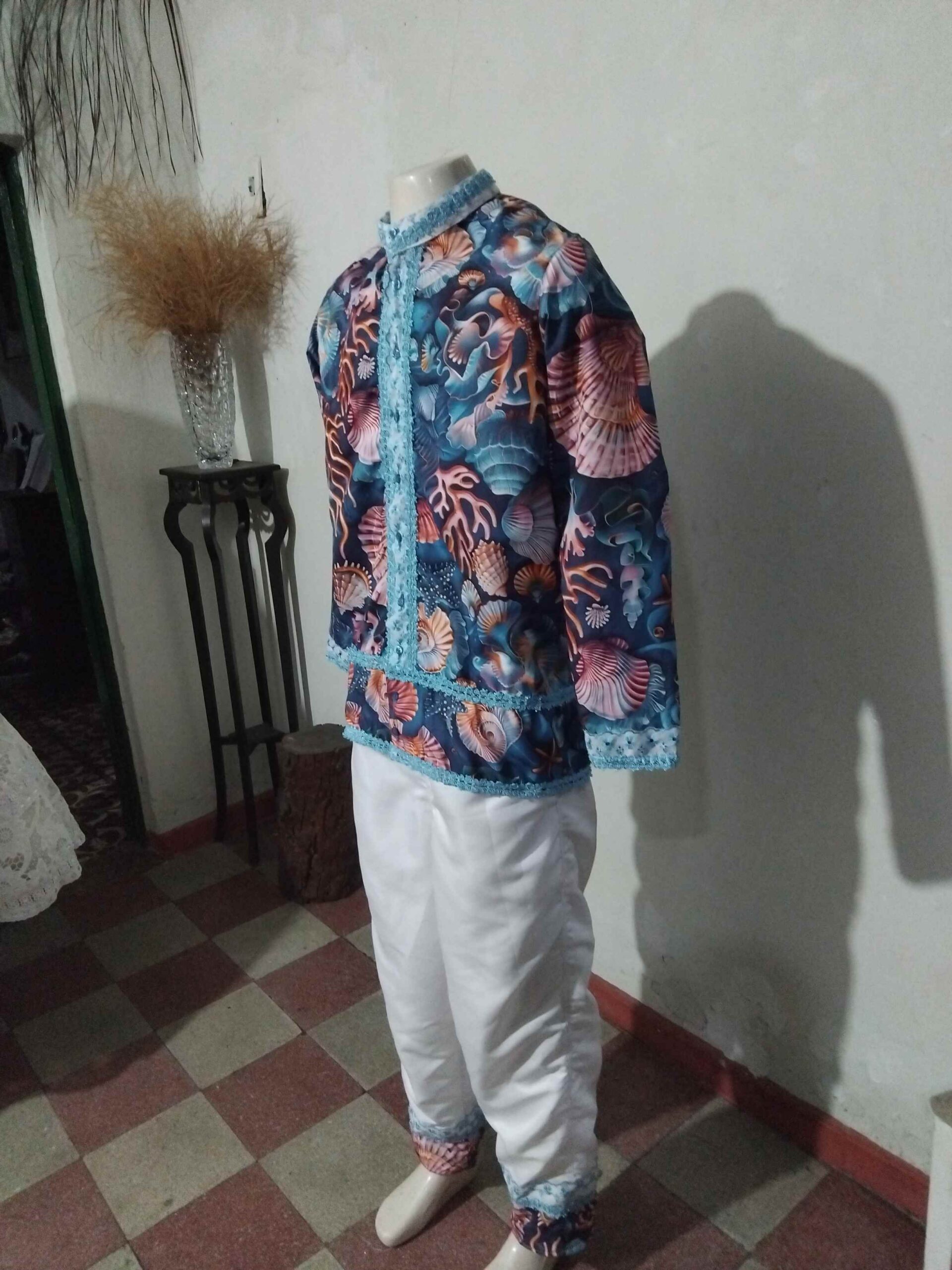 Para quem carrega consigo a beleza e a força da tradição do Candoblé , apresentamos este lindo conjunto masculino completo, confeccionado com muito cuidado e pensado para proporcionar conforto e presença marcante em ocasiões especiais. 👕 Camisa de mangas compridas ; 👖 Calça confortável sob medida ; 📏 Disponível nos tamanhos P e M ; Seja para festas, celebrações espirituais ou simplesmente para honrar a cultura afro com elegância, este conjunto foi criado para homens que desejam se vestir com charme, respeito e identidade. ❤️ Vista-se de tradição, carregue consigo a magia e a liberdade da cultura afro . ✨ Pronta entrega! 📍 Disponível na Loja Oyá Belexé.